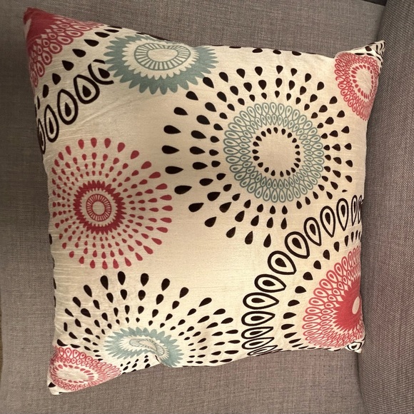 Cut Velvet Medallion on Taffeta Fabric Accent Pillow COVER ONLY
#0911248B - Picture 10 of 11